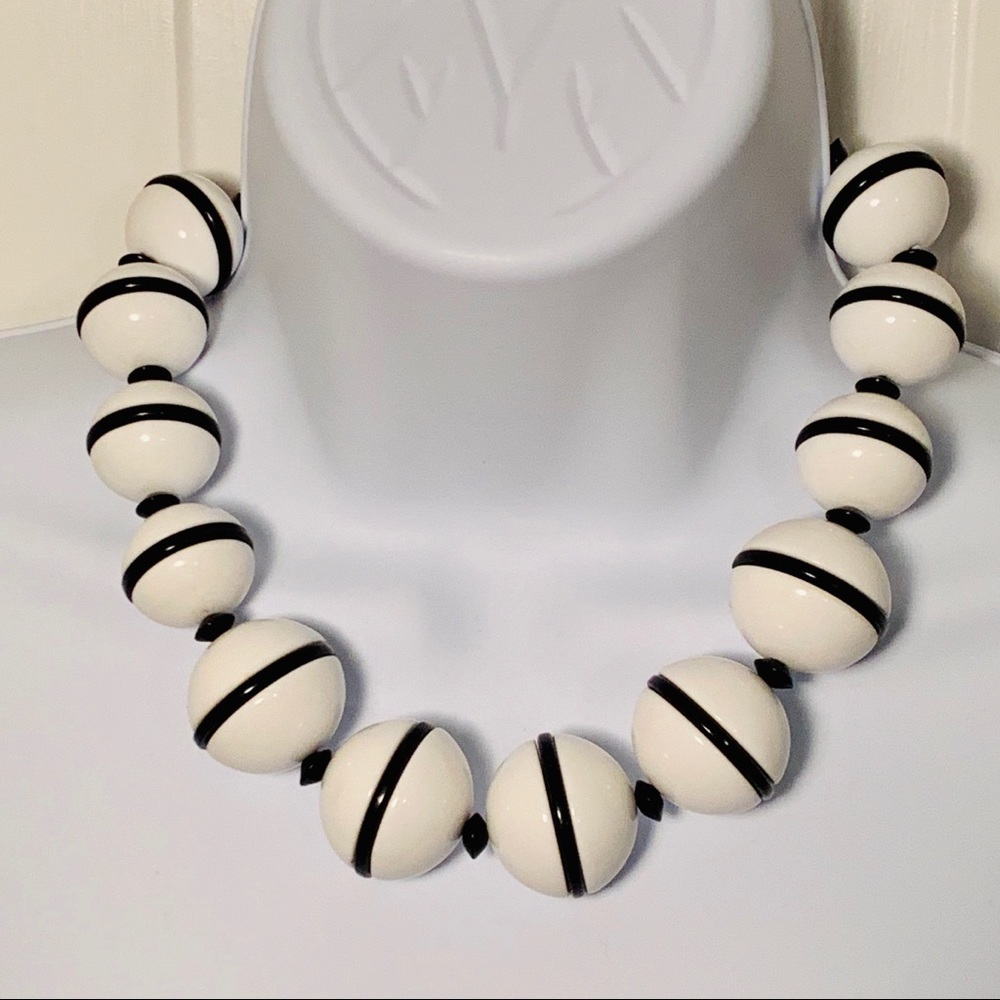 Vintage Mod 60s White & Black Enamel Bead Necklace